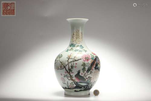 Famille Rose Vase with Floral Pattern, Qianlong Reign Period...