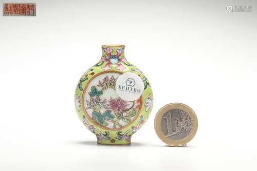 Famille Rose Snuff Bottle with Floral Patterns Design, Qianl...