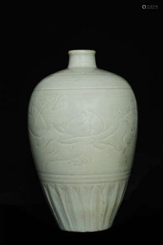 宋 龙泉窑花纹青瓷梅瓶