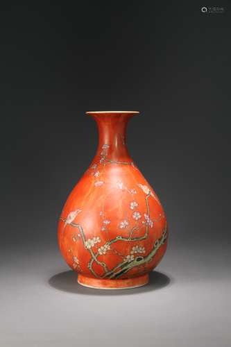A Chinese vase decorated with flowers and bird patterns