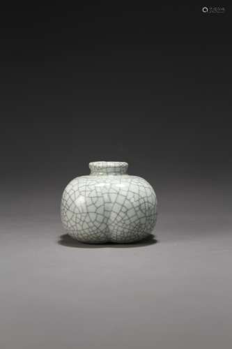 A Chinese cracked porcelain