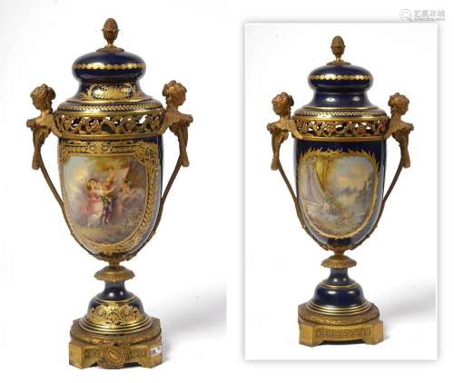 Vase couvert Napoléon III en porcelaine polychrome de Sèvres...