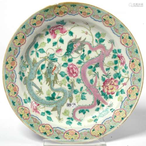 Grand plat rond en porcelaine polychrome de Chine à décor de...