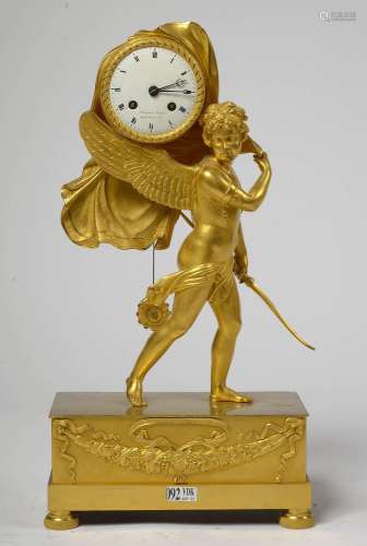 Pendule Empire en bronze doré au décor de "Cupidon ailé...