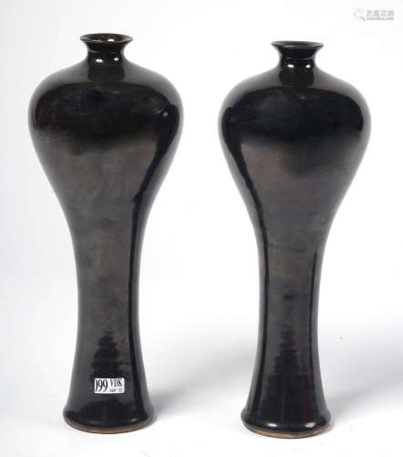 Paire de hauts vases pansus en porcelaine noire de Nankin. B...