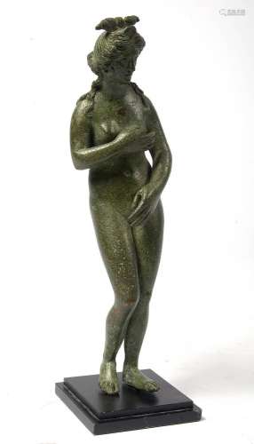 "Aphrodite pudique" en bronze à patine verte foncé...