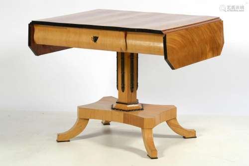 Table à rabats de style Biedermeier en bois noirci et placag...
