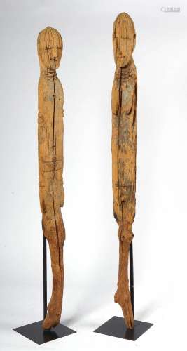 "Couple" paire de grandes statuettes en bois sculp...