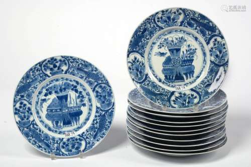 Suite de 12 assiettes en porcelaine bleue et blanche de Chin...