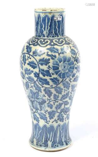 Grand vase en porcelaine bleue et blanche de Chine à décor f...
