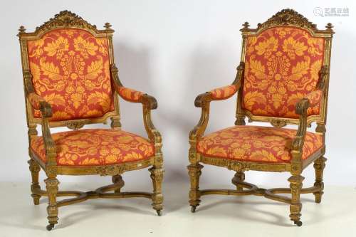 Paire de grands fauteuils de style Louis XIV en bois sculpté...