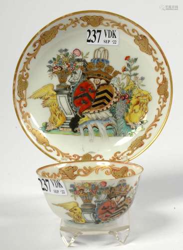 Pochon et sa soucoupe en porcelaine polychrome de la Compagn...