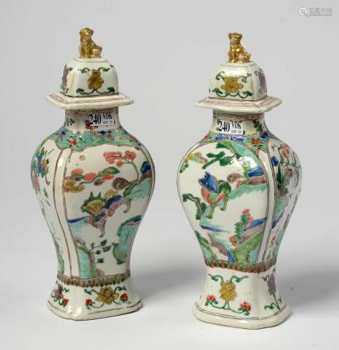 Paire de vase couverts "Ballustres" en porcelaine ...