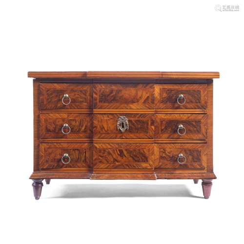 【TP】An early 19th century South German walnut miniature ches...