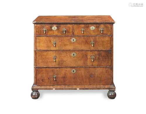 【TP】A William and Mary or Queen Anne walnut chest