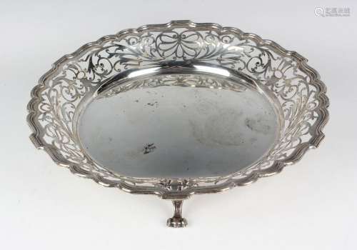 An Edwardian silver circular shallow bowl with pierced scrol...