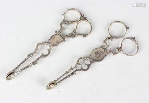 A pair of George III silver sugar nips with scallop shell te...