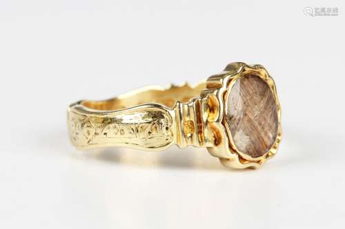 An early Victorian 18ct gold mourning ring, the front mounte...