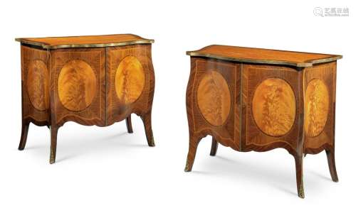 Y A PAIR OF TULIPWOOD AND HAREWOOD SERPENTINE COMMODES, IN G...
