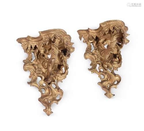 A PAIR OF CARVED GILTWOOD WALL BRACKETS, IN GEORGE III STYLE