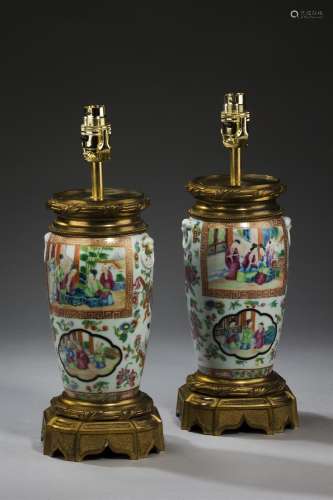 A PAIR OF CANTON EXPORT FAMILLE VERT PORCELAIN VASES, LATE 1...