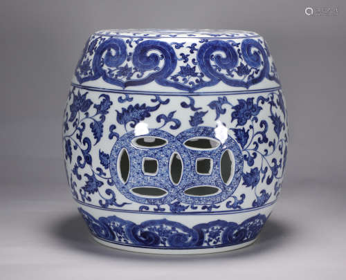 Qing dynasty Yongzheng blue and white drum stool with tangle...