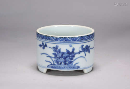Qing Dynasty Kangxi blue and white flower censer