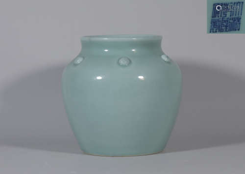 Qing Dynasty Qianlong bean green glazed drum nail jar