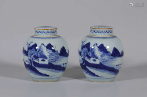 A pair of blue and white cans in Qing Dynasty.