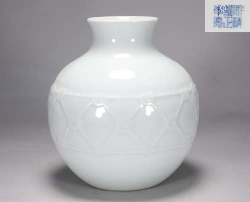 Yongzheng white glaze carved pot in Qing Dynasty