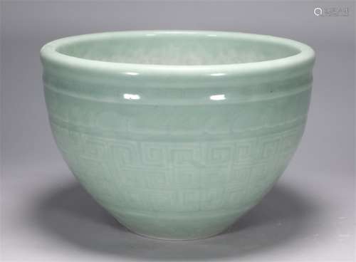 Kangxi bean green glaze engraved flower jar in Qing Dynasty