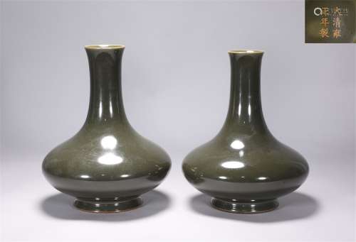 A pair of water chestnut bottles with foam glaze of Yongzhen...