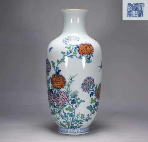 Yongzheng doucai flower bottle in Qing Dynasty