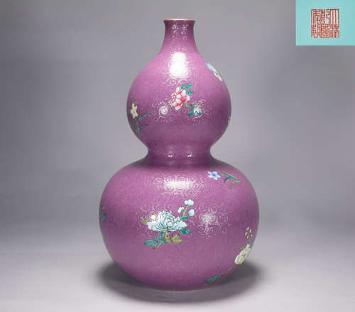 Qing dynasty Qianlong pastel rolling Hua Die gourd bottle.