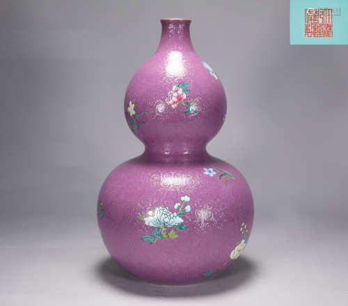 Qing dynasty Qianlong pastel rolling Hua Die gourd bottle.