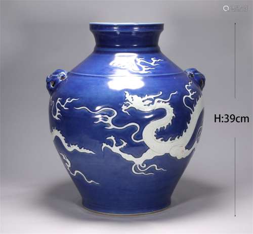 The blue glaze of the Yuan Dynasty left a large white dragon...