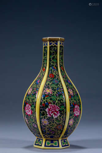 Six-edged vase with gold-painted flowers in Qianlong, Qing D...