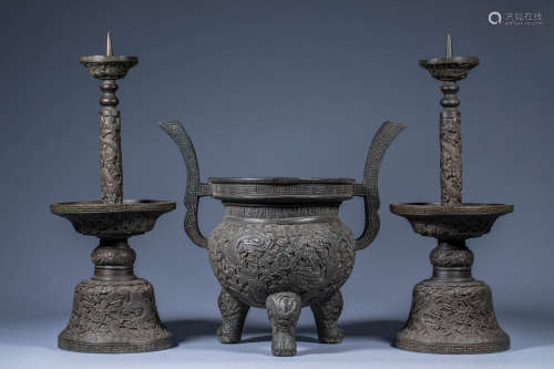 A set of carved dragons in ancient Chinese bronze three trib...