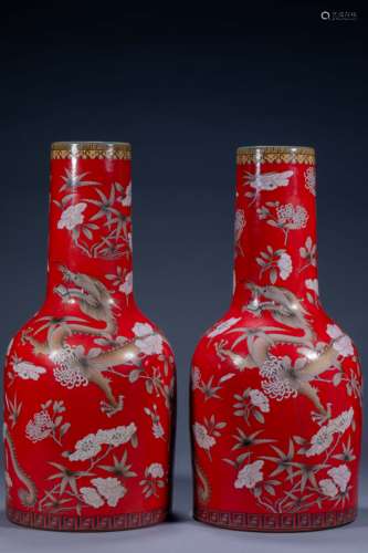 A pair of flower dragon vases in Kangxi, Qing Dynasty, China