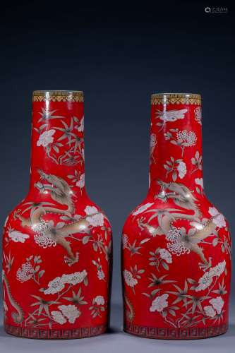 A pair of flower dragon vases in Kangxi, Qing Dynasty, China