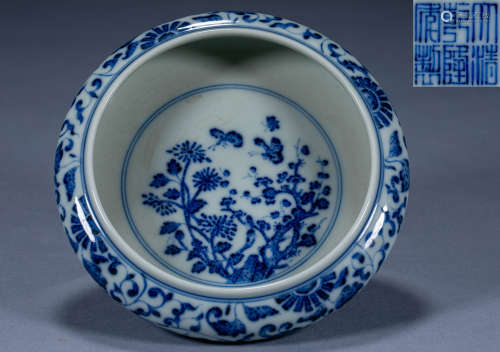 Chinese Qing Dynasty Qianlong blue and white flowers and but...