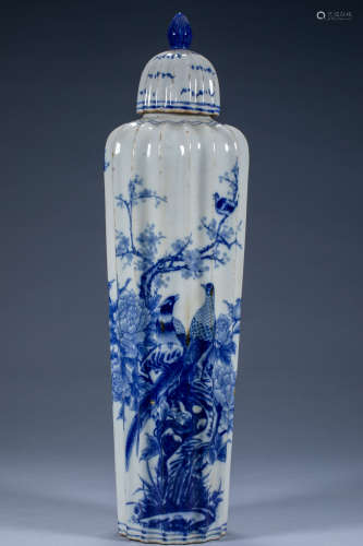 Chinese Qing Dynasty Kangxi blue and white jug with lid