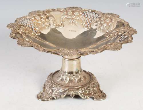 An Edwardian silver pedestal bowl, Sheffield, 1903, makers m...