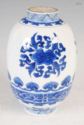 A Chinese porcelain blue and white jar, Qing Dynasty, decora...