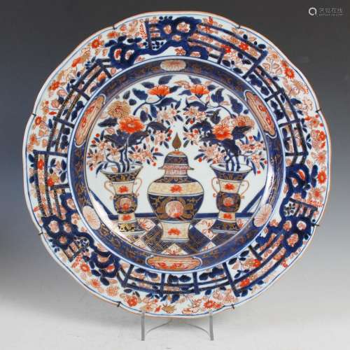 A Japanese Imari porcelain charger, 19th century, decorated ...