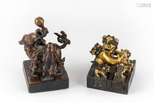 A Chinese gilt bronze seal, foo dogs 3 1/2 in. (8.89 cm.), d...