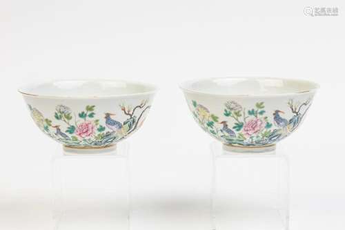 A pair of Chinese polychrome decorated bowls, 2 1/2 x 5 1/2 ...