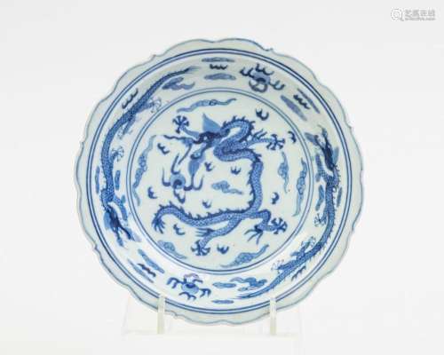 A Chinese blue and white dragon dish, 6 7/8 in. (17.46 cm.)