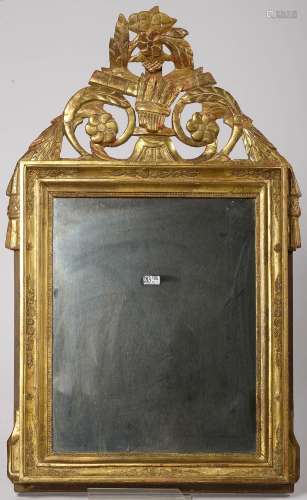 Petit miroir à fronton en clairevoie en bois sculpté et doré...