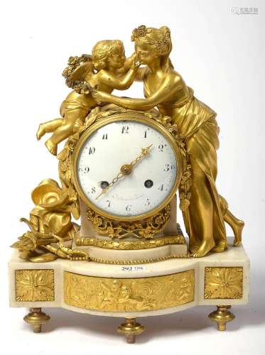 Pendule Louis XVI en bronze doré et marbre blanc surmontée d...
